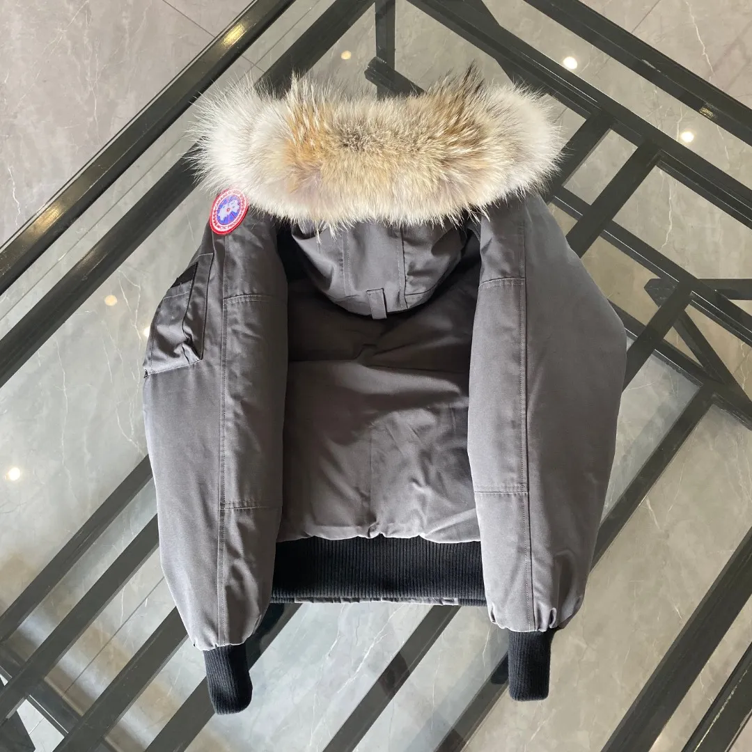 P760 Canada goose/Canada Goose 01 Couple Expedition Parka Down Jacket, authentic original version, you need to compare with the original to check it out at any time, all accessories are customized from the original factory 💯The softness and hardness of the fabric is compared with the original, and it can be restored by kneading at will (fabric misunderstanding: Fabrics with high hardness are not waterproof. Only when you buy the latest authentic version this year will you notice the softness and comfort of the fabric) 💯The down is synchronized with the authentic white duck down, fluffy and not lumpy. Electronically controlled velvet filling machine 💯Customized zippers with authentic YKK military-grade copper core zipper pullers, high hardness and no jamming 💯The fur collar is purchased from Western Canada coyote skin original customization 💯All workmanship and wiring are controlled by workers with more than ten years of experience. They must be horizontal and vertical, and are not allowed to twist. The inner wiring density is more sophisticated. Feel free to compare 💯Big goose label Collar label Washed label Hangtag Zipper cord Pocket label Back label, collar velvet, Velcro fasteners, cuffs, all details are updated simultaneously with genuine products. The best version, the most complete color matching, all kinds of battle products. Color: off-white, black, charcoal gray, navy blue, red, blue. Size: XS-XXL